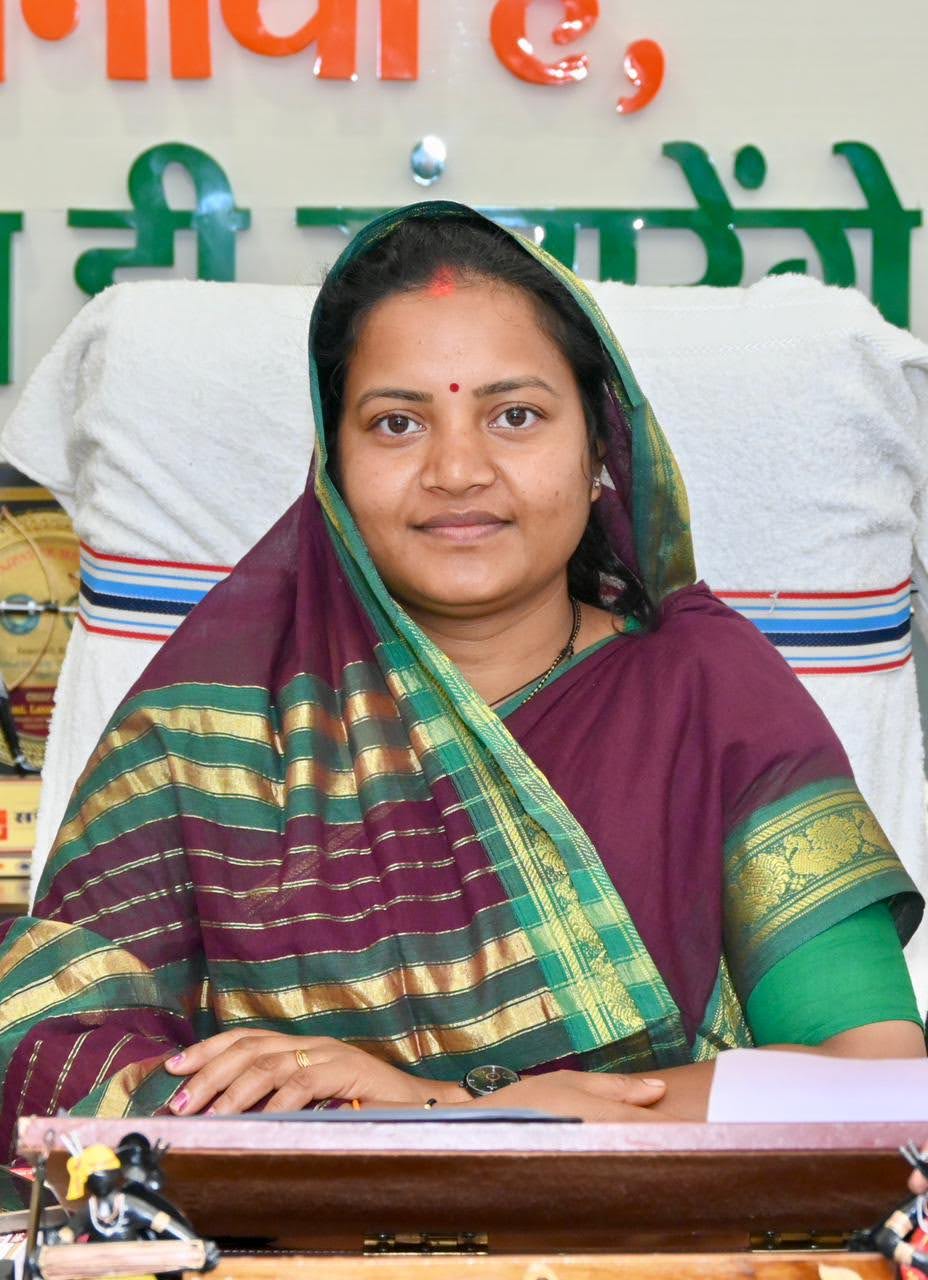 महिला एवं बाल विकास मंत्री श्रीमती लक्ष्मी राजवाड़े ने जनप्रतिनिधियों से किया व्यापक पौधरोपण का आह्वान