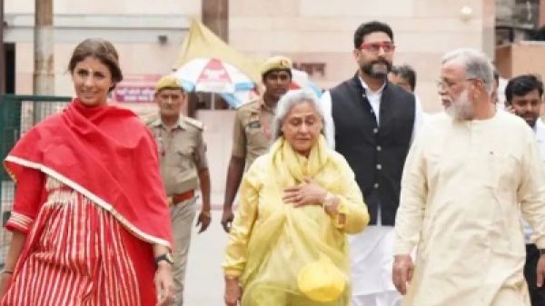 बाबा विश्वनाथ के दर्शन के लिए वाराणसी पहुंचे अभिषेक बच्चन
