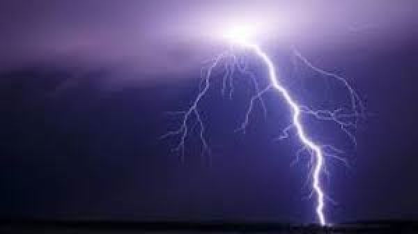 तीव्र गरज और गाज (आकाशीय बिजली) से बचने के लिए क्या करें (Do's) और क्या ना करें (Don'ts)
