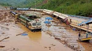 असम में बाढ़-बारिश से बिगड़े हालात, रेलवे ट्रैफिक ठप, पानी के बहाव में पलटी ट्रेन