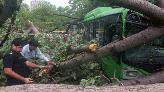 राजधानी में आंधी-बारिश से अस्त-व्यस्त हुआ जनजीवन, 100 से ज्यादा पेड़ गिरे, 2 की मौत&hellip;