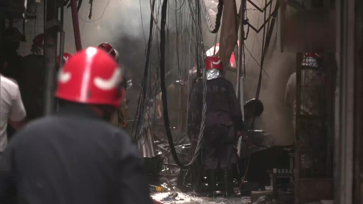 गफ्फार मार्केट में लगी आग, दमकल की 39 गाड़ियों ने तीन घंटे में बुझाया&hellip;