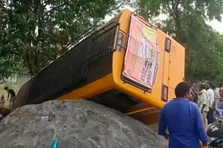 पेड़ से टकराकर स्कूल बस पलटी, मची चीख-पुकार&hellip;