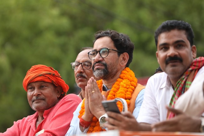 आजमगढ़ उपचुनाव में जीत की ओर बढ़ रहे दिनेश लाल निरहुआ