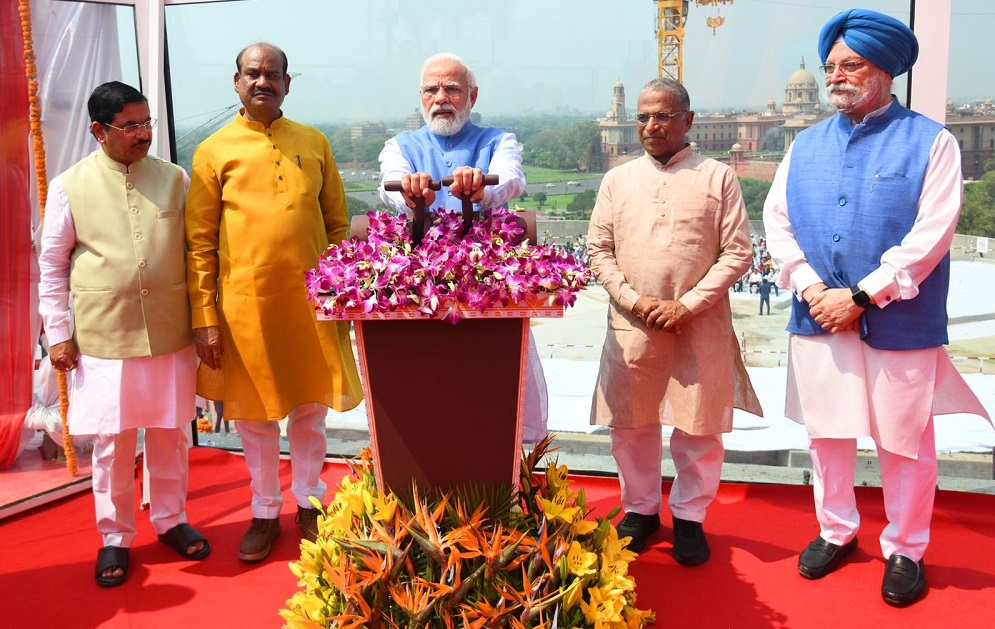 पीएम मोदी ने नए संसद भवन की छत पर लगे विशाल अशोक स्तंभ का किया अनावरण