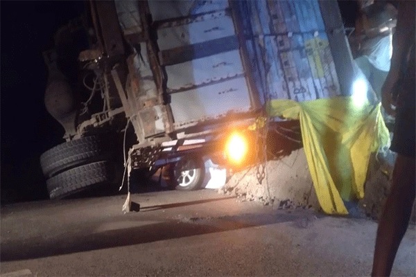 बगल में चल रही कार पर पलटा ट्रक, 5 की मौत...