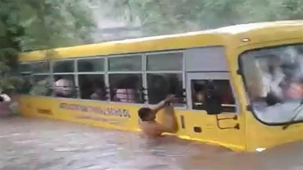 उफनते नाले में आधी डूबी बच्चों से भरी स्कूल बस, मची चीख-पुकार...