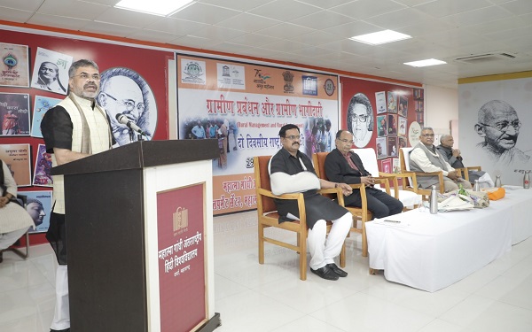 गावों में खेती के साथ कुटीर उद्योग को बढ़ावा देने की जरूरत : प्रो. रजनीश शुक्&zwj;ल