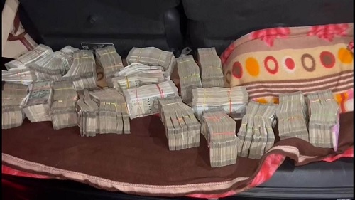 गाड़ी में कैश मिलने के बाद शुरू हुआ आरोप-प्रत्यारोप का दौर...