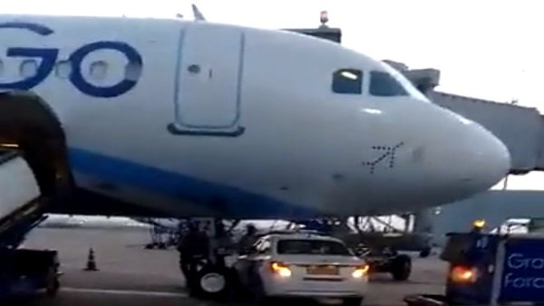 Indigo की फ्लाइट के ठीक नीचे आकर रुकी मारुति कार, दिल्ली एयरपोर्ट पर बड़ी लापरवाही