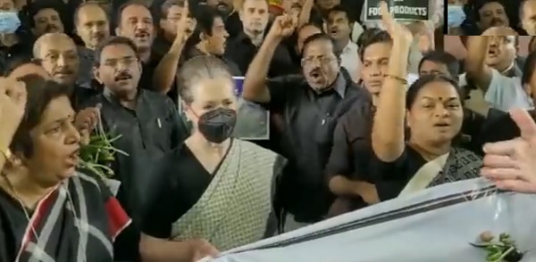 महंगाई के खिलाफ प्रदर्शन करने काले कपड़ों में संसद पहुंचे कांग्रेसी सांसद