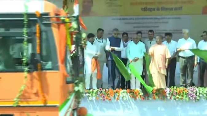 सीएम योगी ने 150 बसों को दिखाई झंडी, 60 वर्ष से अधिक उम्र की महिलाओं मिलेगी मुफ्त सेवा
