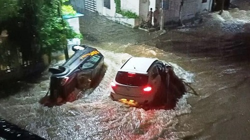 तेज बारिश ने बिगाड़े हालात : कारें बहीं, स्कूलों में छुट्टी...