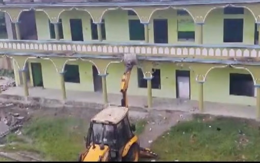 आतंकी कनेक्शन सामने आने के बाद तोड़ा गया मदरसा