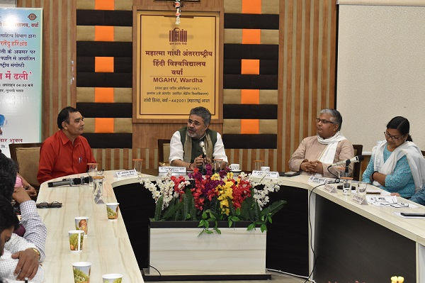 हिंदी को नई चाल में ढालने की जरूरत : प्रो. रजनीश शुक्&zwj;ल