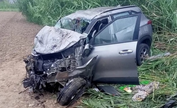 खंबे से टकराई बेकाबू कार, 5 युवकों की मौत...