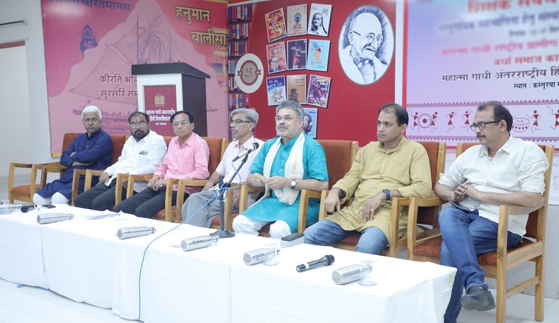 गांधी जयंती पर हिंदी विश्वविद्यालय में भव्&zwj;य दीपोत्सव का आयोजन