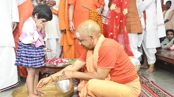 सीएम योगी आदित्यनाथ ने कन्याओं के पांव पखारे, आरती उतारकर की पूजा