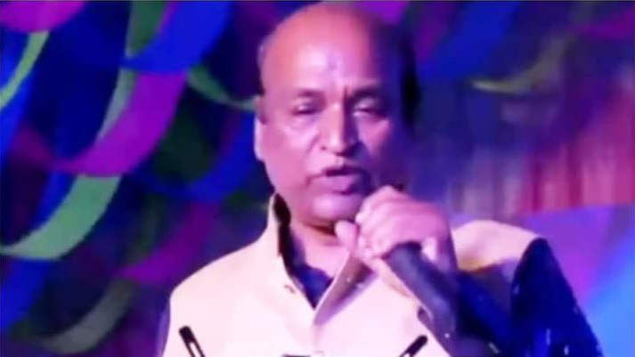 स्टेज पर गाना गाते-गाते मशहूर गायक का निधन, मुख्यमंत्री ने जताया शोक...