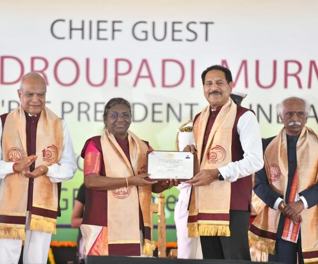 रोजगार तलाशने नहीं रोजगार देने वाले बनिए : राष्&zwj;ट्रपति