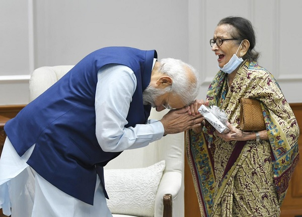 प्रधानमंत्री ने 90 वर्षीया उमा सचदेव से मुलाकात की और उनका आशीर्वाद प्राप्त किया