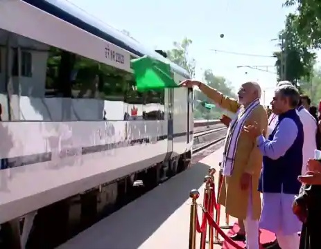 प्रधानमंत्री ने अंब अंदौरा ऊना से नई दिल्ली के लिए नई वंदे भारत एक्सप्रेस को दिखाई हरी झंडी