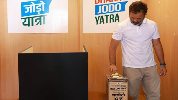 अध्यक्ष पद के चुनाव के लिए राहुल गांधी ने कर्नाटक में डाला वोट