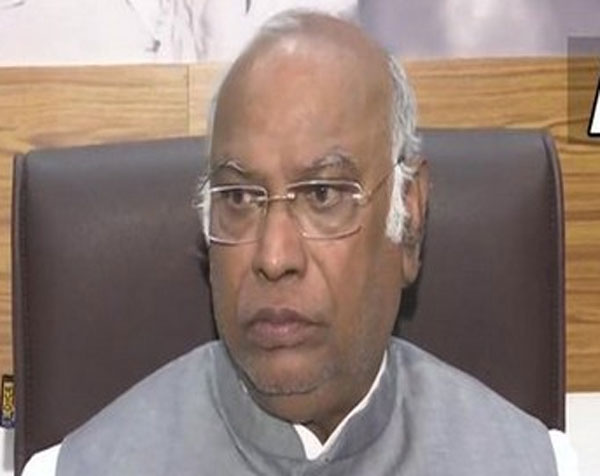 कांग्रेस अध्यक्ष चुनाव में मल्लिकार्जुन खड़गे ने :शशि थरूर को 6825 वोट से हराया