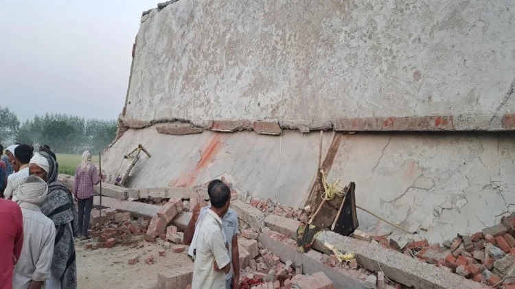 भरभरा कर गिरा दो मंजिला मकान : महिला की मौत, 8 घायल...