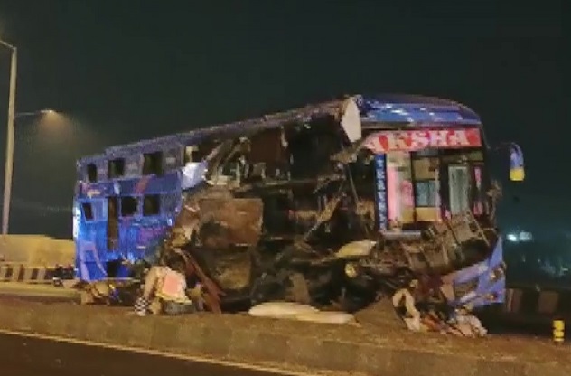 ओवरटेक करने के चक्कर में ट्रेलर से भिड़ी बस, 6 की मौत, कई घायल...