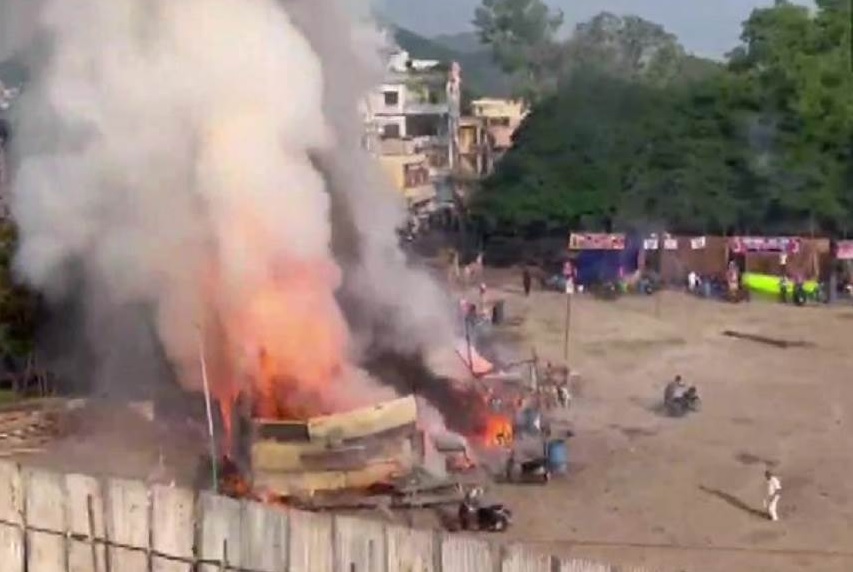 ब्रेकिंग : पटाखा स्टाल में लगी आग, 2 की मौत...