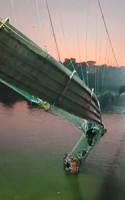 गुजरात के मोरबी में हुई 142 लोगों की मौत, जिम्मेदार कौन ? 