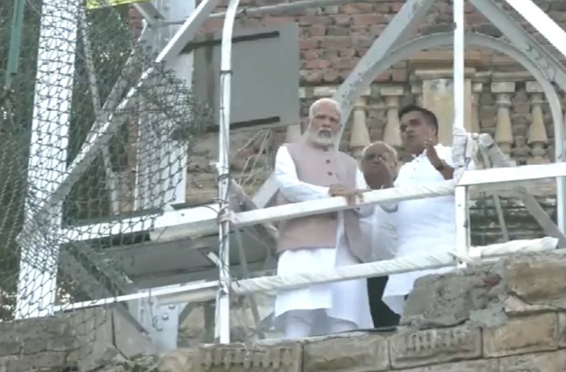 मोरबी पहुंचे पीएम मोदी : घटना स्थल का किया दौरा, अस्पताल में घायलों से मिले...