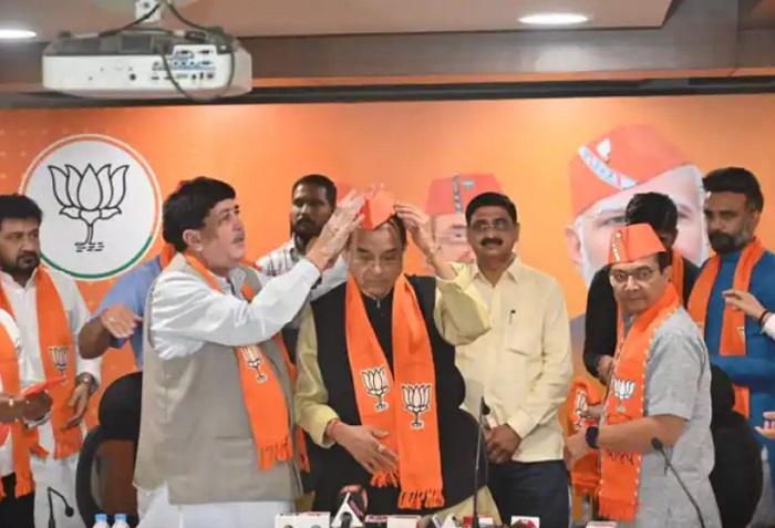 गुजरात चुनाव से पहले कांग्रेस को बड़ा झटका : इस दिग्गज नेता ने छोड़ी पार्टी, थामा बीजेपी का दामन