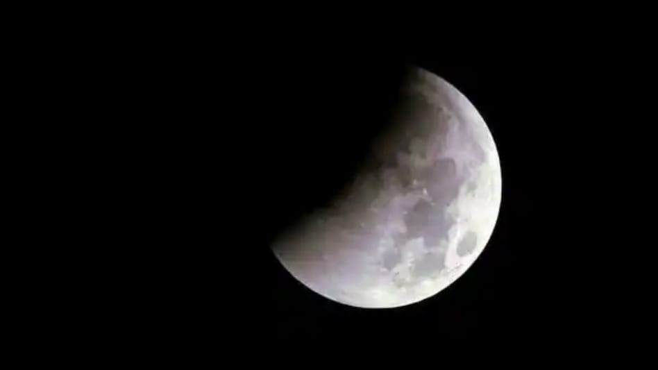 नजर आया साल का आखिरी चंद्र ग्रहण, देखें इस खगोलीय घटना की तस्वीरें