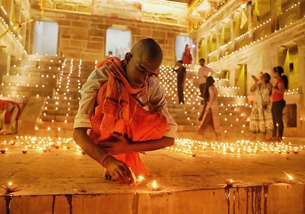 देव दीपावली पर दियों की रोशनी से नहाया वाराणसी...