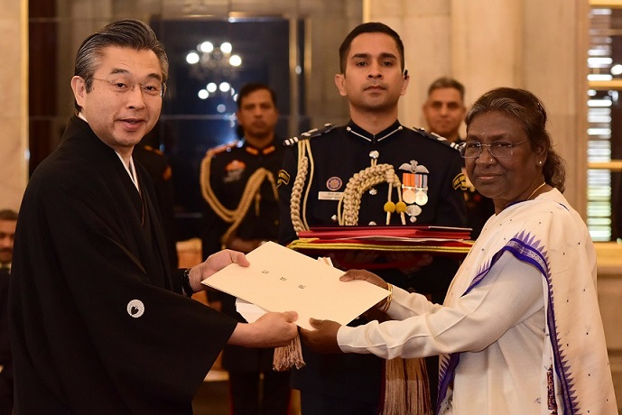 राष्ट्रपति को 5 देशों के राजनयिकों ने प्रस्तुत किए अपने परिचय पत्र