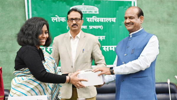 लोकसभा अध्&zwj;यक्ष ओम बिरला ने हिन्&zwj;दी पखवाड़ा के विजेताओं को दिये पुरस्कार