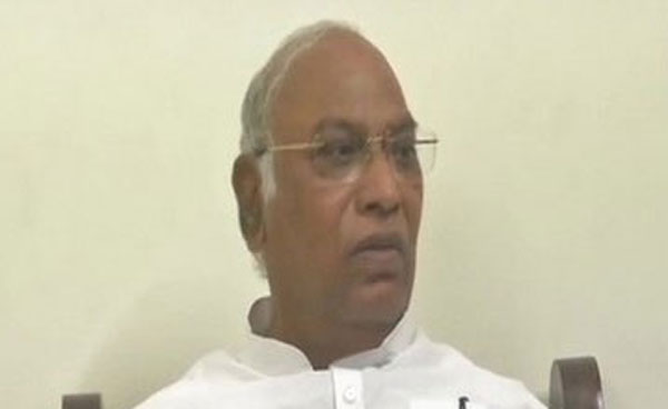 राफेल की शस्त्र पूजा को मल्लिकार्जुन खड़गे ने बताया तमाशा