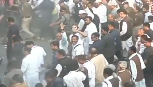 फ्लाइंग किस देकर राहुल ने भाजपा कार्यकर्ताओं का किया अभिवादन...