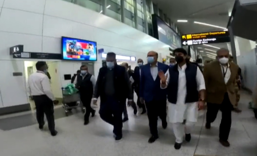  शिकायतों के बाद औचक निरीक्षण के लिए एयरपोर्ट पहुंचे केंद्रीय मंत्री सिंधिया, मचा हड़कंप...