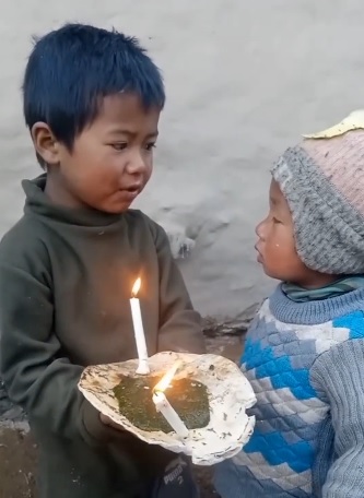 बड़े भाई ने इस तरह मनाया छोटे भाई का जन्मदिन