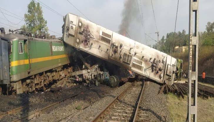  दो ट्रेनों में भिड़ंत, लोको पायलट की मौत, 4 घायल