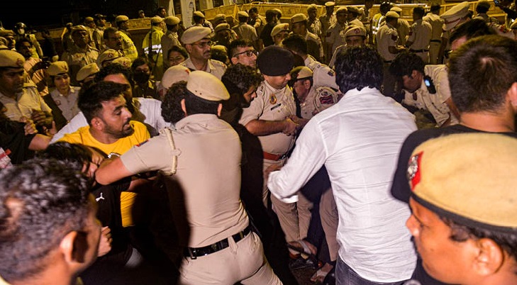  जंतर-मंतर पर देर रात रेसलर्स और पुलिस में झड़प, अब सबने कहा- मेडल लौटाएंगे