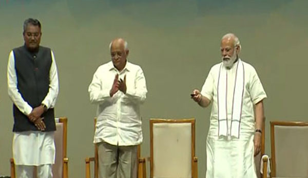  PM मोदी ने गुजरात में लगभग 4,400 करोड़ रुपये की विभिन्न परियोजनाओं का उद्घाटन किया