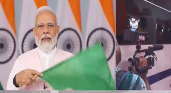  PM मोदी ने ओडिशा में वंदे भारत को हरी झंडी दिखाकर रवाना किया