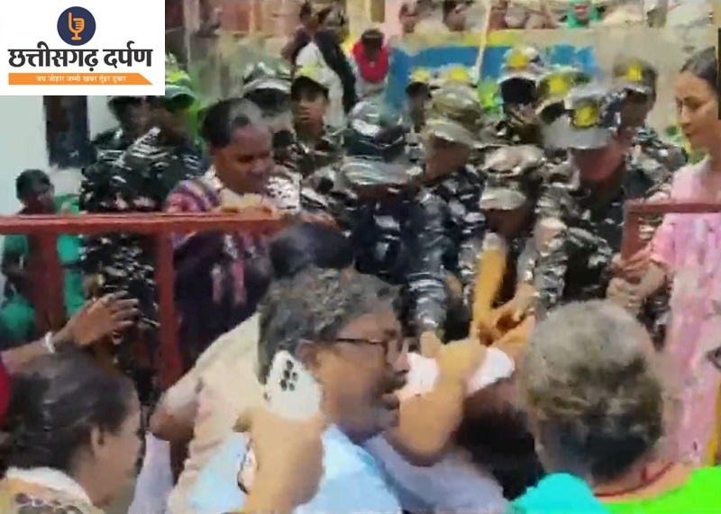 मंदिर की रेलिंग हटाए जाने से हंगामा, स्थानीय लोगों की पुलिस से झड़प