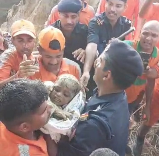 बोरवेल में गिरा मासूम, एनडीआरएफ की टीम ने सुरक्षित निकाला
