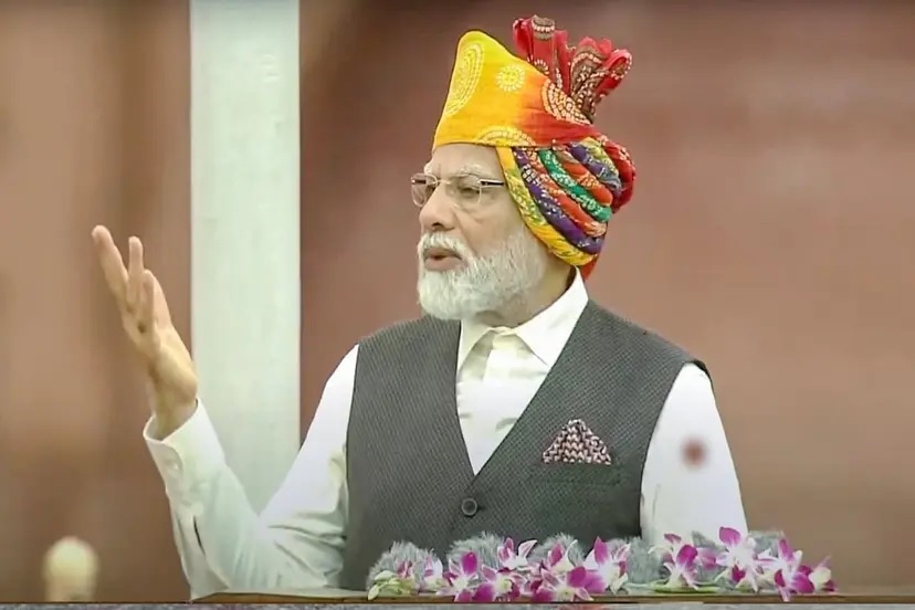 पीएम मोदी ने लाल किले में फहराया तिरंगा, भाषण में कही ये बातें...