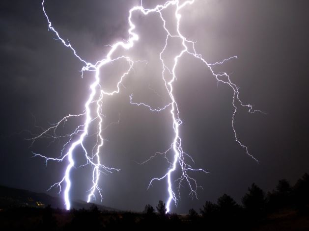 गाज गिरने से 10 लोगों की मौत